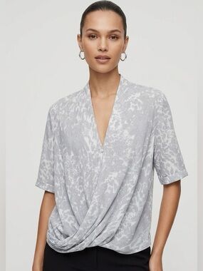 Babaton Light Gray Printed Draped Short-Sleeve Shirt M